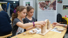 Bau einer rönischen Bogenbrücke bei den Science Days für Kinder