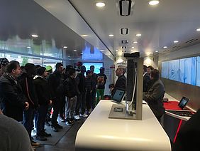 Flüchtlinge und Asylbewerber besuchen den M+E InfoTruck Flüchtlinge und Asylbewerber besuchen den M+E InfoTruck