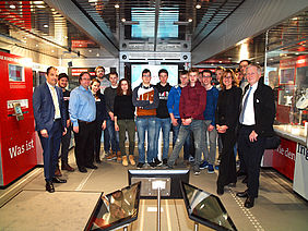 Die Kursstufe 1 des Max-Planck-Gymnasiums aus Nürtingen mit Staatssekretärin Katrin Schütz Die Kursstufe 1 des Max-Planck-Gymnasiums aus Nürtingen mit Staatssekretärin Katrin Schütz