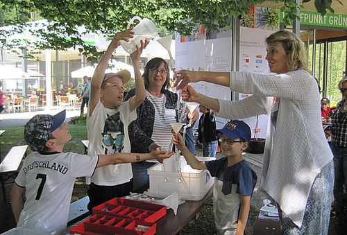 Grundschulkinder beim Experimentieren auf der Landesgartenschau Bad-Herrenalb
