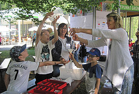 Grundschulkinder beim Experimentieren auf der Landesgartenschau Bad-Herrenalb Grundschulkinder beim Experimentieren auf der Landesgartenschau Bad-Herrenalb