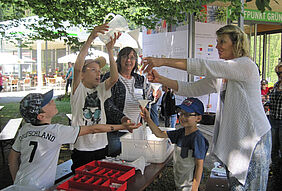 Grundschulkinder beim Experimentieren auf der Landesgartenschau Bad-Herrenalb Grundschulkinder beim Experimentieren auf der Landesgartenschau Bad-Herrenalb